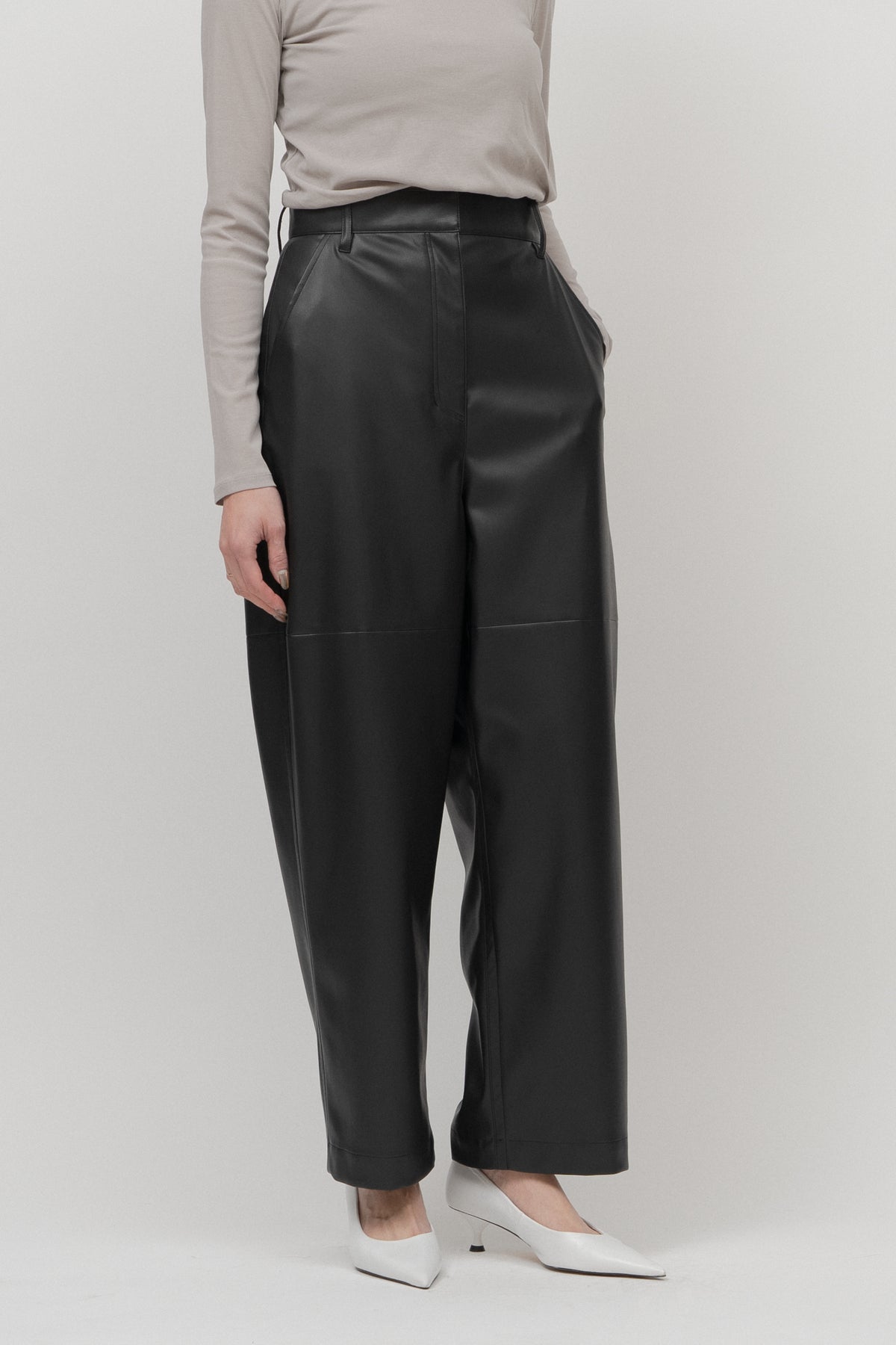 Synthetic leather Tapered pant_Black– IIROT