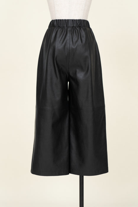 synthetic leather cropped pants